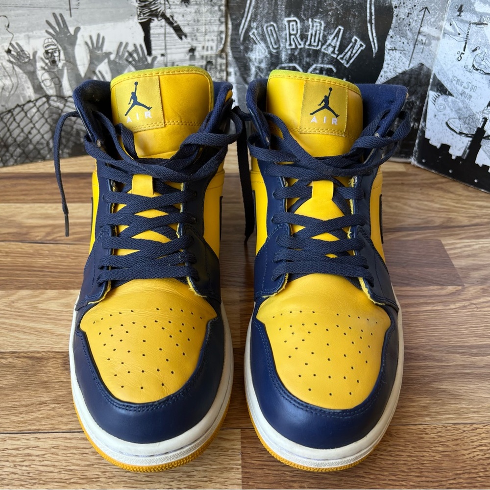 2012 AirJordan 1 Mid Michigan sneakers 554724-707